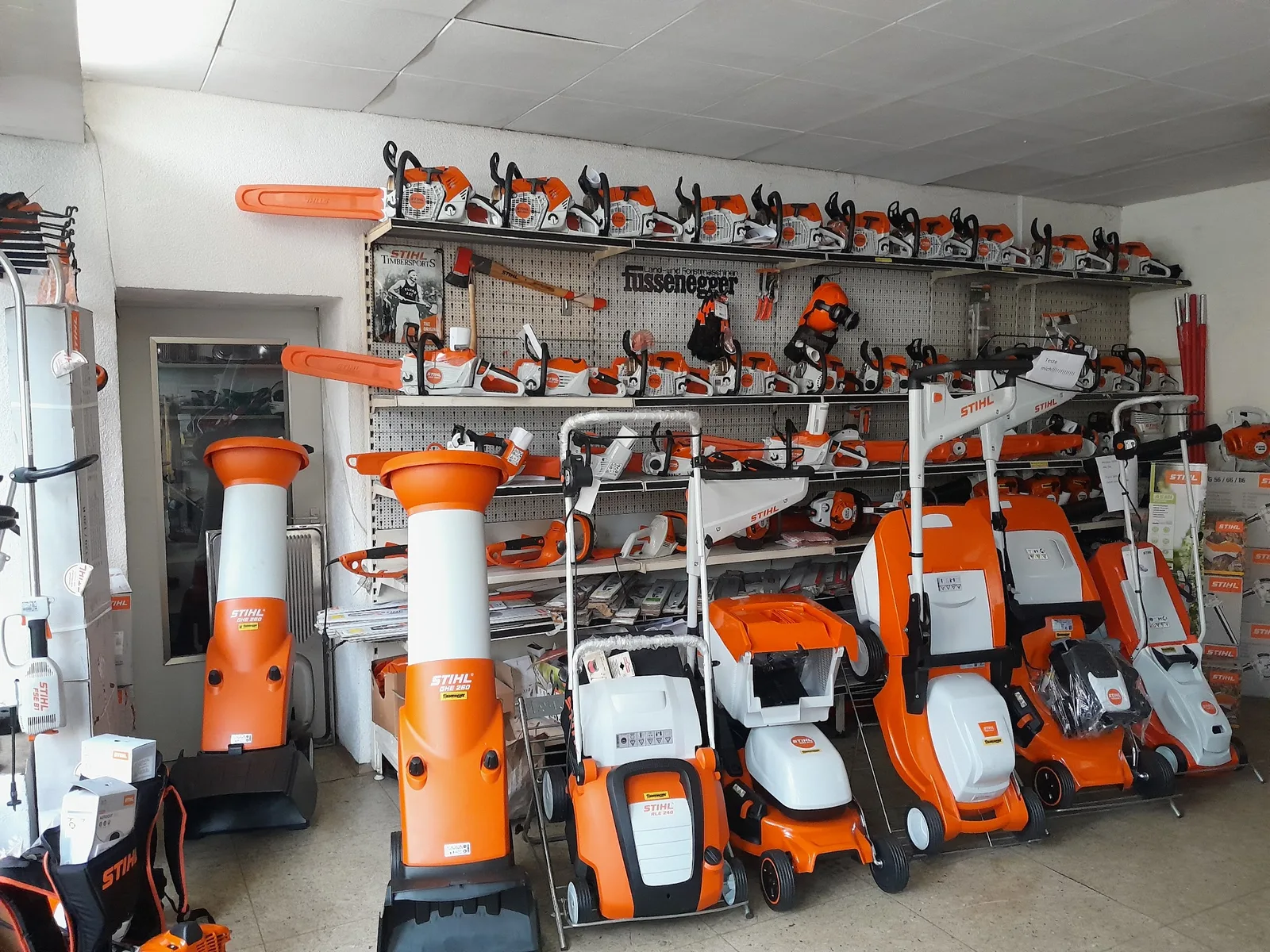Verkaufsraum mit Wand voller STIHL Motorsägen und dem Schild Fussenegger Land- und Forstmaschinen